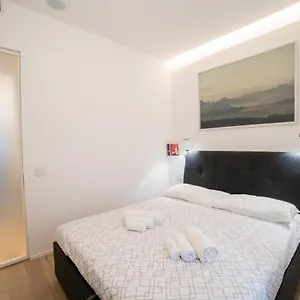 https://navigli-centro-universit-amazing-new-apartment.italymilanhotels.net